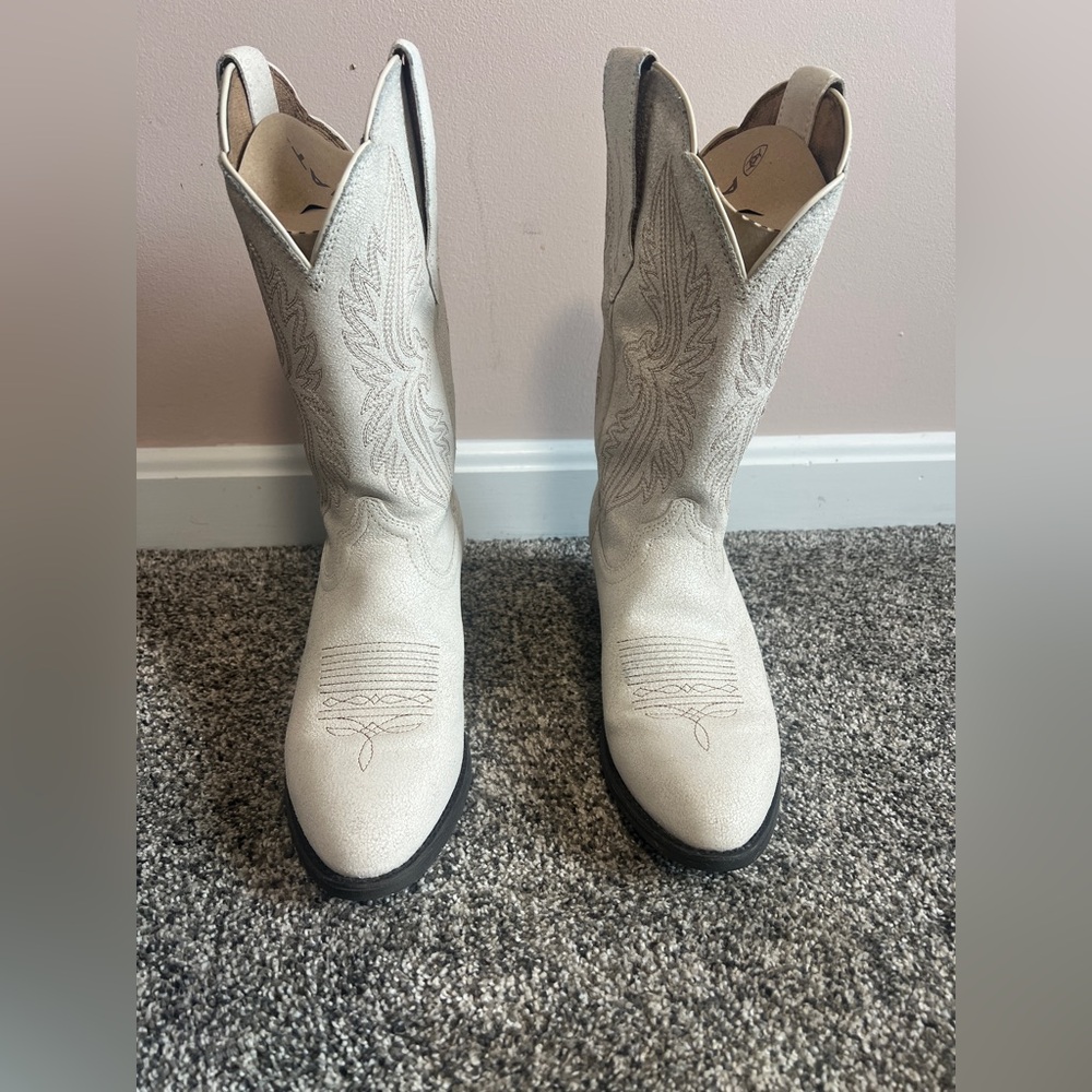 Brand new, never worn Ariat cowgirl boots